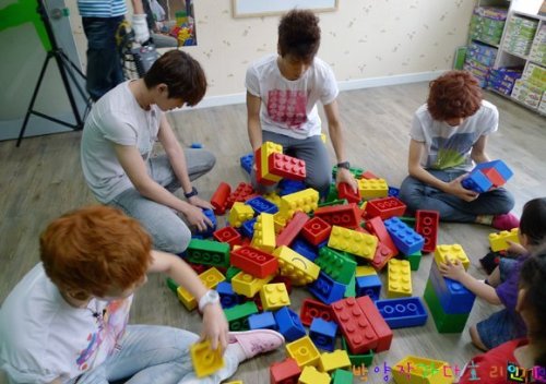 Aigoo, i wanna play that either with SHINee… let’s build a castle, boys!