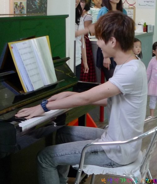 Whoa… Onew oppa playing Piano for the kids… so cute!